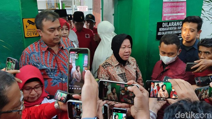 Tri Rismaharini saat berziarah ke Makam Mbah Bungkul di Taman Bungkul, Surabaya.
