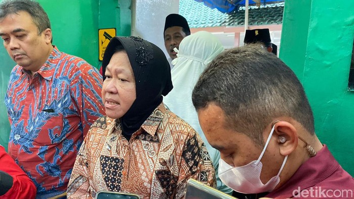 Tri Rismaharini usai berziarah ke makam Mbah Bungkul, Surabaya.