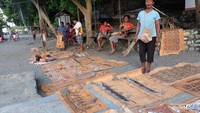 Kerajinan Lukisan Kulit Kayu di Pulau Asei