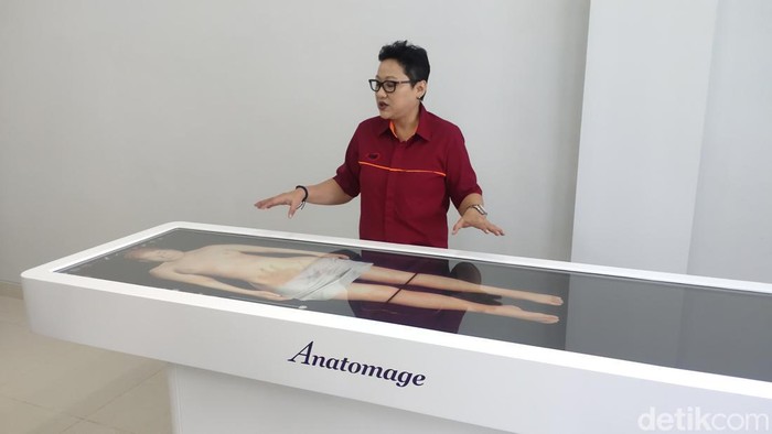Salah satu dosen kedokteran di UIGM menunjukan anatomage di ruang anatomi