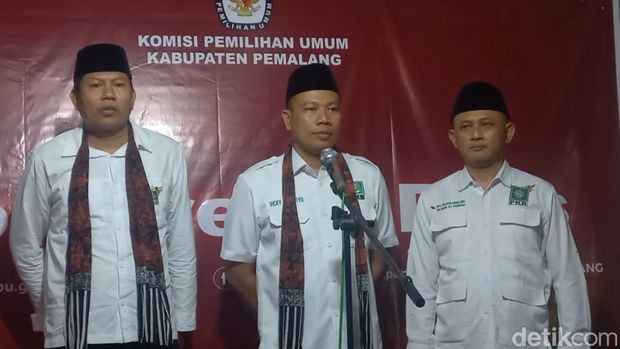 Vicky Prasetyo saat memberikan keterangan di KPU Pemalang setelah menyelesaikan proses pendaftaran sebagai Calon Bupati Pemalang, Kamis (29/8/2024) malam.