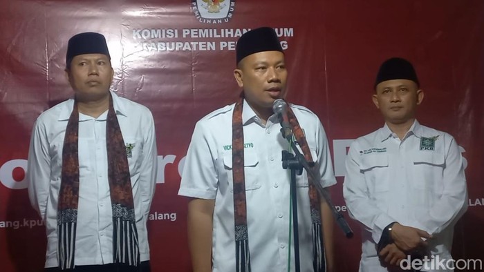 Vicky Prasetyo saat memberikan keterangan di KPU Pemalang setelah menyelesaikan proses pendaftaran sebagai Calon Bupati Pemalang, Kamis (29/8/2024) malam.