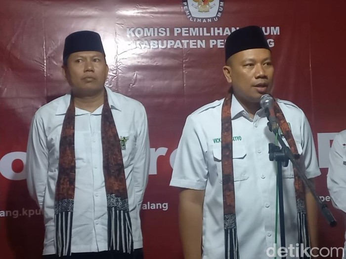 Vicky Prasetyo saat memberikan keterangan di KPU Pemalang setelah menyelesaikan proses pendaftaran sebagai Calon Bupati Pemalang, Kamis (29/8/2024) malam.
