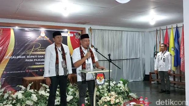 Vicky Prasetyo saat memberikan keterangan di KPU Pemalang setelah menyelesaikan proses pendaftaran sebagai Calon Bupati Pemalang, Kamis (29/8/2024) malam.