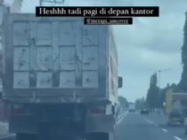 Viral Truk Melintas Kangkangi Pembatas Jalan