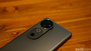 Vivo V40 dibekali kamera utama 50 MP dengan sensor ISOCELL GNJ, optik Zeiss dan OIS. Lalu ada lensa ultra-wide 50 MP, kamera dengan ukuran sama dipasang di bagian depan yang dapat merekam video 4K Foto: Adi Fida Rahman/detikINET