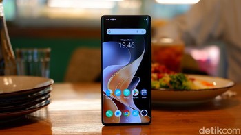 Vivo V40 menggunakan panel AMOLED berukuran 6,78 inch dengan resolusi Full HD+. Vivo memberikan dukungan refresh rate 120 Hz. Tingkat kecerahan layar terbilang tinggi mencapai 4.500 nits Foto: Adi Fida Rahman/detikINET