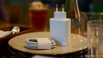Selain itu diberikan adaptor charger dan kabel data. Foto: Adi Fida Rahman/detikINET