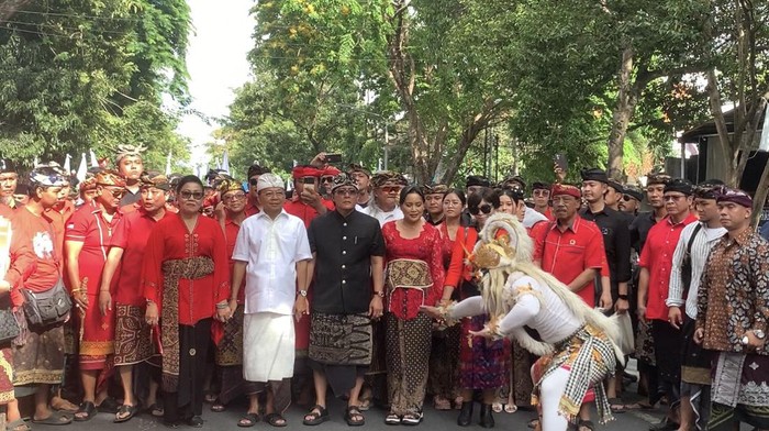 Wayan Koster-Giri saat mendaftar Pilgub Bali ke KPU Bali, Kamis (29/8/2024).