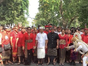 Parade Budaya Iringi Koster-Giri Daftar Pilgub Bali ke KPU