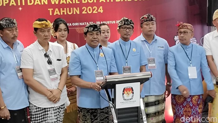 Wayan Suyasa dan Alit Yandinata saat menyerahkan berkas pasangan calon (paslon) di kantor KPU Badung, Kamis (29/8/2024). (Foto: Agus Eka/detikBali)
