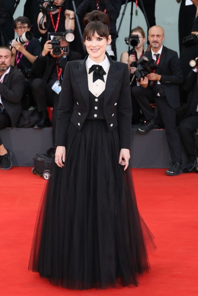 Busana berbahan tulle juga jadi pilihan Winona Ryder untuk tampil di red carpet sebelum pemutaran perdana film ‘Beetlejuice Beetlejuice’. Aktris 52 tahun ini bergaya edgy dengan memadukan tuxedo dan rok tutu dari koleksi Chanel Haute Couture. Foto: FilmMagic/JB Lacroix