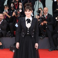 Busana berbahan tulle juga jadi pilihan Winona Ryder untuk tampil di red carpet sebelum pemutaran perdana film ‘Beetlejuice Beetlejuice’. Aktris 52 tahun ini bergaya edgy dengan memadukan tuxedo dan rok tutu dari koleksi Chanel Haute Couture. Foto: FilmMagic/JB Lacroix