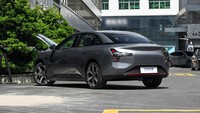 Apalagi mobil listrik memiliki kemampuan yang oke, trim terendahnya dibekali baterai 51,8 kWh untuk menggerakkan motor listrik tunggal dengan muntahan tenaga 188 hp (140 kW). Meskipun baterainya kecil, model dasarnya memiliki jangkauan CTLC yang diklaim bisa menempuh jarak 320 mil (515 km). Foto: Xpeng