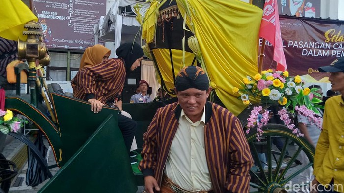 Yoga Hardaya dan Sova Marwati mendatangi kantor KPU Klaten untuk mendaftar pilkada, Kamis (29/8/2024).