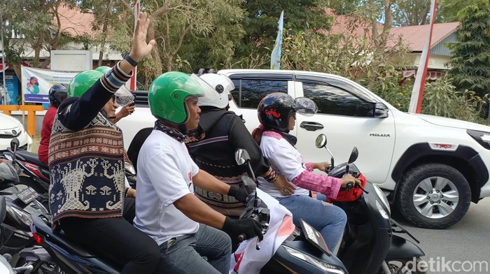 Yohanis Fransiskus Lema (Ansy Lema) dan Jane Natalia Suryanto (Ansy-Jane) naik ojol saat mendaftar ke kantor KPU NTT, Kamis (29/8/2024). (Foto: Simon Selly/detikBali)