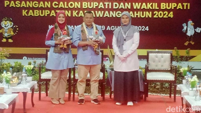Acep Jamhuri dan Gina Fadlia Swara, saat mendaftar sebagai pasangan calon Pilkada di KPU Karawang, Kamis (29/8/2024)