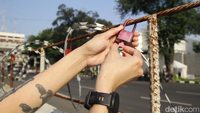 Aksi Gembok di Depan Kedubes AS Jakarta Sejumlah aktivis lakukan aksi simbolik menggembok barikade beton di depan Kedubes AS di Jakarta, Jumat (30/8/2024). Gembok tersebut sebagai simbol kepemilikan rumah penduduk Palestina yang terusir oleh Israel. Selain itu, aksi tersebut diramaikan oleh musisi DJ yang memutar lagu di depan kedutaan. Aksi yang dilakukan oleh Koalisi Aktivis Musisi dan Seniman Indonesia tersebut berlangsung tertib.