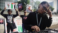 Aksi tersebut juga diramaikan oleh musisi DJ.