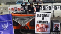 DJ yang ikut dalam aksi itu memutar lagu di depan Kedubes Amerka Serikat.