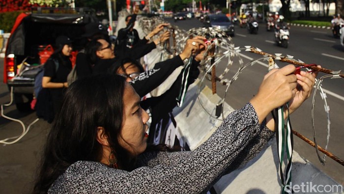 Sejumlah aktivis lakukan aksi simbolik menggembok barikade beton di depan Kedubes AS di Jakarta, Jumat (30/8/2024). Gembok tersebut sebagai simbol kepemilikan rumah penduduk Palestina yang terusir oleh Israel. Selain itu, aksi tersebut diramaikan oleh musisi DJ yang memutar lagu di depan kedutaan. Aksi yang dilakukan oleh Koalisi Aktivis Musisi dan Seniman Indonesia tersebut berlangsung tertib.