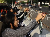 Bela Palestina, Massa Gelar Aksi Gembok di Depan Kedubes AS Jakarta