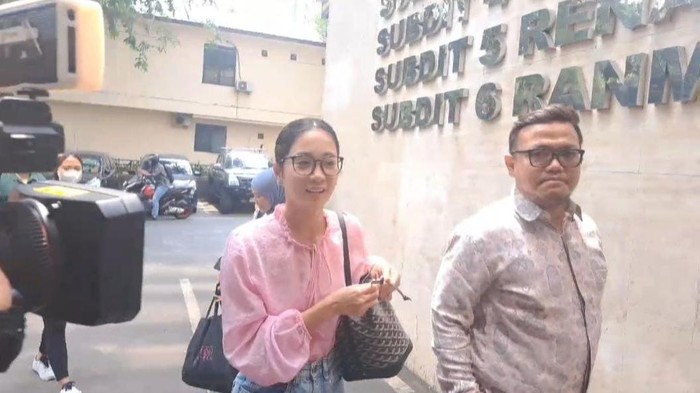 Aktris Bunga Zainal di Polda Metro Jaya.