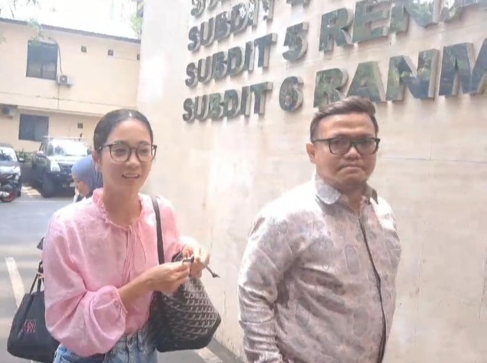 Aktris Bunga Zainal di Polda Metro Jaya.
