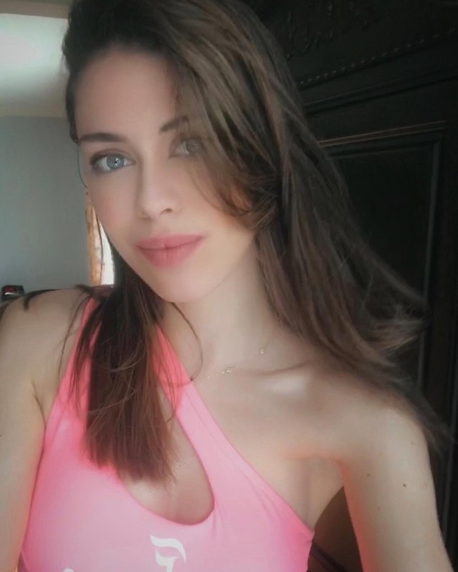 Hubungan John dan Alina sempat diperbincangkan karena perbedaan usia 33 tahun. Kini mantan istri mengatakan bahwa Alina hamil hanya untuk mengambil bagian dari harta John Paulson. Foto: Instagram @effectivelifestyle