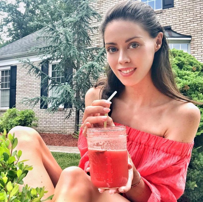 Alina sendiri mengaku bahwa kehamilannya sudah direncanakan cukup lama. Wanita 36 tahun tersebut mengaku tidak sabar untuk bisa menimang anak mereka. Ini adalah sesuatu yang sudah direncanakan. Bukan sebuah kejutan. Kami sudah bersama selama tiga tahun dan aku selalu menginginkan keluarga dan aku tahu John akan menjadi ayah yang baik, ungkapnya. Foto: Instagram @effectivelifestyle