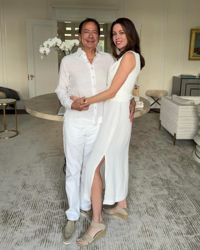 Miliuner John Paulson diketahui memiliki pacar baru setelah perceraiannya dengan Jenny Paulson yang mengundang sorotan. Kekasihnya saat ini adalah Alina de Almeida yang dikenal sebagai influencer diet. Foto: Instagram Alina de Almeida