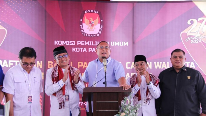 Pasangan calon Wali Kota Padang dan Wakil Wali Kota Padang, Hendri Septa-Hidayat resmi mendaftar ke KPU Padang. Ketua DPD Gerindra Sumbar Andre Rosiade memberikan wejangan kepada keduanya selepas mendaftar.