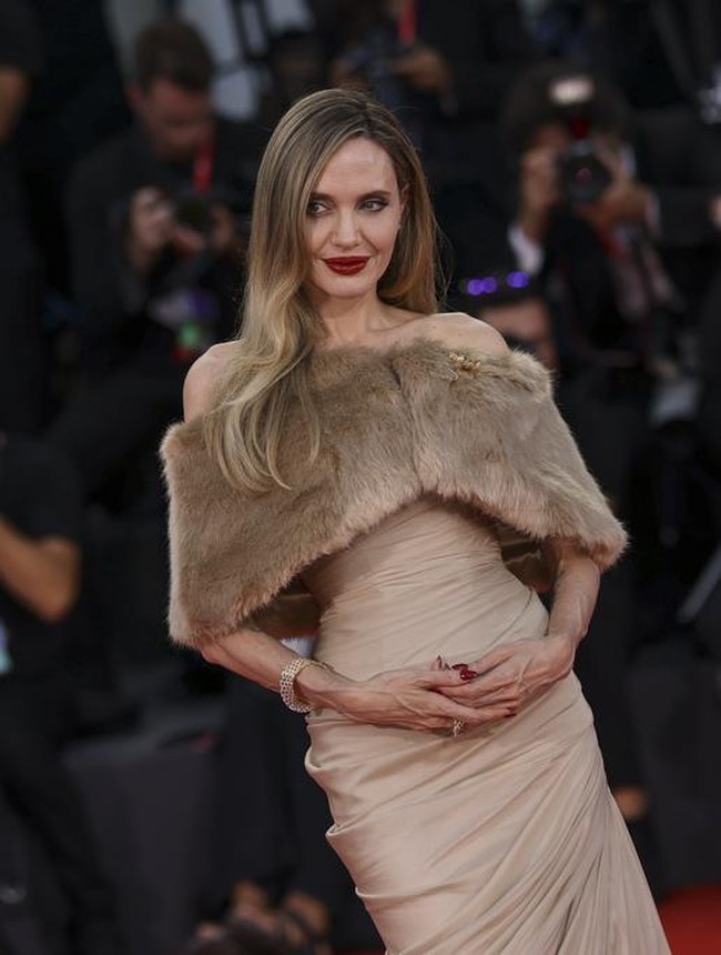 Menyelaraskan keseluruhan penampilan, ibu enam anak ini mewarnai kuku-kukunya dengan cat merah yang senada dengan lipstik. Foto: Vianney Le Caer/Invision/AP/Vianney Le Caer