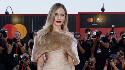 Foto: Gaya Hollywood Glamour Angelina Jolie di Red Carpet Venice Film Festival
