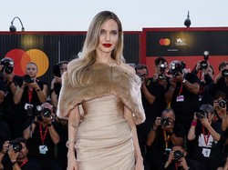 Foto: Gaya Hollywood Glamour Angelina Jolie di Red Carpet Venice Film Festival