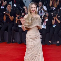 Detail bulu berpotongan asimetris dengan memberi kesan glamor sekaligus klasik pada penampilan bintang Hollywood ini. Foto: Vianney Le Caer/Invision/AP/Vianney Le Caer