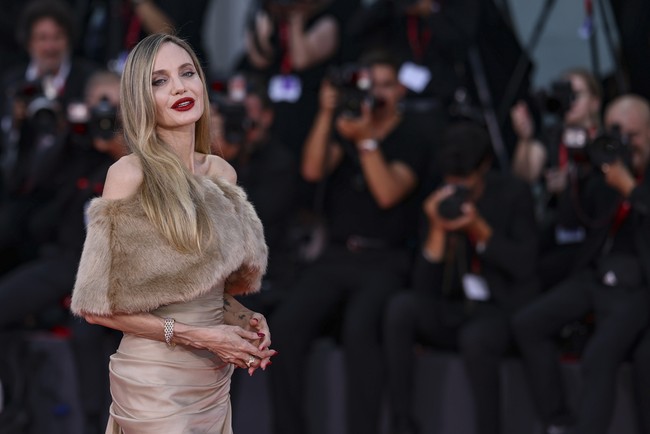 Angelina Jolie memilih riasan wajah minimalis dengan eyeshadow bernuansa taupe, tanpa contouring tegas maupun highlighter yang menonjol. Foto: Vianney Le Caer/Invision/AP/Vianney Le Caer