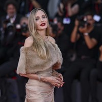 Angelina Jolie memilih riasan wajah minimalis dengan eyeshadow bernuansa taupe, tanpa contouring tegas maupun highlighter yang menonjol. Foto: Vianney Le Caer/Invision/AP/Vianney Le Caer