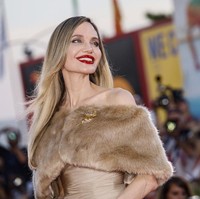 Mantan istri Brad Pitt ini hanya menonjolkan bibirnya yang penuh dan seksi dengan pulasan lipstik merah. Foto: Joel C Ryan/Invision/AP/Joel C Ryan