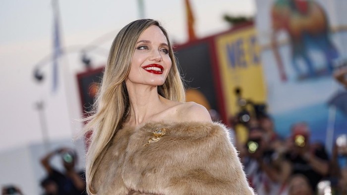 Angelina Jolie berpose untuk fotografer saat kedatangannya untuk pemutaran perdana film Maria Venice Film Festival ke-81 di Venesia, Italia, pada Kamis, 29 Agustus 2024.