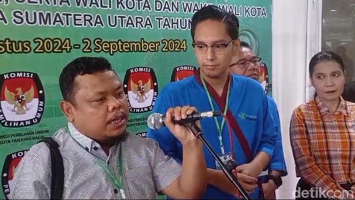 Anggota KPU Medan M Taufiqurrohman Munthe memberikan keterangan di RSUP Adam Malik, Medan. (Foto: Nizar Aldi/detikSumut)