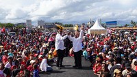 Ribuan masyarakat euforia mengatarkan Pasangan Joel yang maju dalam kontestasi Politik pada Pemilihan calon Bupati dan Wakil Bupati Kabupaten Mimika periode 2024–2029. Deklarasi ini dilanjutkan dengan langsung mendaftarkan diri bersama 9 partai pengusung (PDIP, Gerindra, PKS, PAN, PSI, Gelora, PBB, PKN dan PPP) mengusung jargon Bangkit Bergerak Menang.