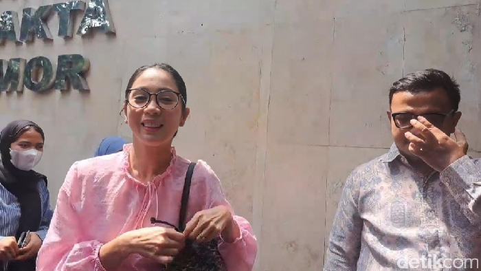 Artis Bunga Zainal diperiksa polisi atas laporannya terkait dugaan penipuan investasi dengan kerugian Rp 6,2 miliar. Dia juga serahkan bukti-bukti ke penyidik. (Kurniawan F/detikcom)