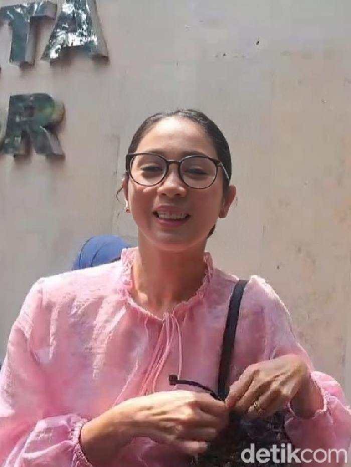 Artis Bunga Zainal diperiksa polisi atas laporannya terkait dugaan penipuan investasi dengan kerugian Rp 6,2 miliar. Dia juga serahkan bukti-bukti ke penyidik. (Kurniawan F/detikcom)