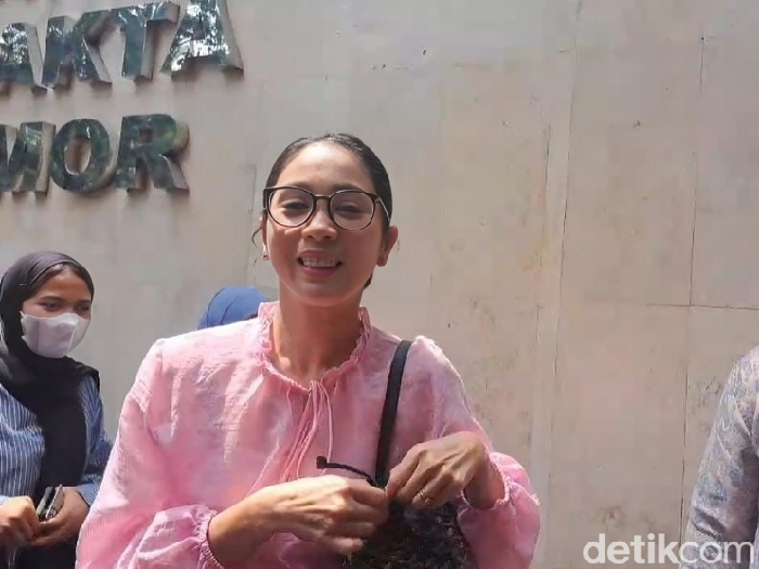 Artis Bunga Zainal diperiksa polisi atas laporannya terkait dugaan penipuan investasi dengan kerugian Rp 6,2 miliar. Dia juga serahkan bukti-bukti ke penyidik. (Kurniawan F/detikcom)