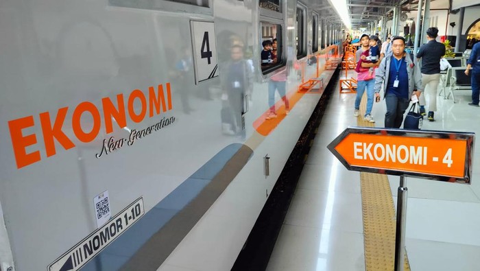 PT Kereta Api Indonesia (Persero) akan mengoperasikan kereta ekonomi new generation versi modifikasi pada KA 225F (KA Menoreh relasi Semarang Tawang Bank Jateng-Pasarsenen) dan KA  226F (KA Menoreh relasi Pasarsenen - Semarang Tawang Bank Jateng) terhitung mulai 1 September 2024.