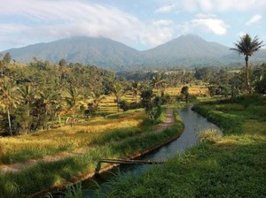 Keindahan Babahan Crystal Water di Tabanan, Bermain Air di Sungai dengan Ban