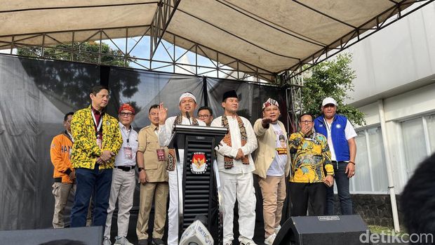 Bakal pasangan calon Gubernur dan Wakil Gubernur Jabar 2024 saat mendaftar ke KPU.