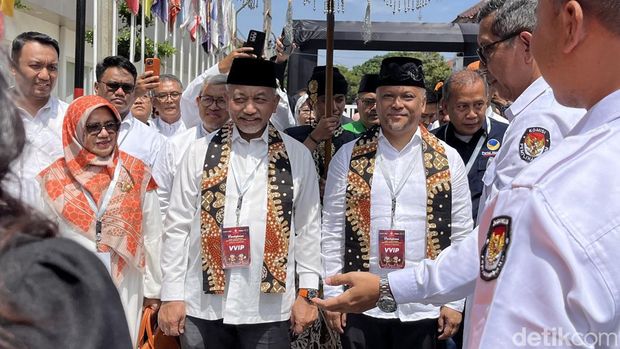 Bakal pasangan calon Gubernur dan Wakil Gubernur Jabar 2024 saat mendaftar ke KPU.