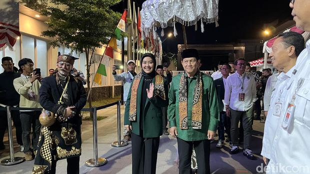 Bakal pasangan calon Gubernur dan Wakil Gubernur Jabar 2024 saat mendaftar ke KPU.